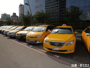 抗議經濟部對uber撤資案暫緩的決議，上百輛計程車包圍行政院抗議。（圖／資料照片）