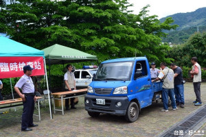 南投林區管理處偕同南投縣政府及保七總隊第六大隊於水里工作站辦理漂流木設置臨時林產物檢查站狀況演練情形。