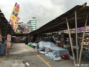 中和工商展示會未取得營業許可即自行營業，市場處強制執行拆除。（圖／記者黃村杉攝）