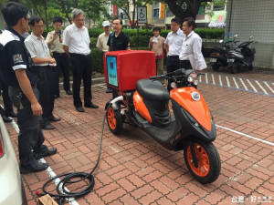 台灣第一台電動三輪車到哈瑪星鼓山國小展示，吸引許多人好奇圍觀。（圖／高雄市政府交通局提供）