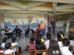 「2016巡迴校園藝術表演活動」，大甲愛樂室內樂團除把高水準的音樂帶到偏僻校園，還有滑稽表演，讓小朋友對藝術的觀認知，落實藝術扎根。（記者陳榮昌攝）
