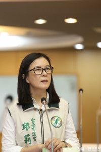 民進黨台南市黨部發言人邱莉莉表示，立法院通過議長記名投票制度，是陽光政治照進議事殿堂的起步。