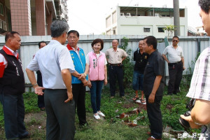 林明溱縣長與議員勘忠孝五街集賢路等允修繕。（記者扶小萍 攝）