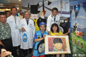 抗癌神童遺愛人間　湯瑪士、火車玩具捐贈彰基兒童醫院