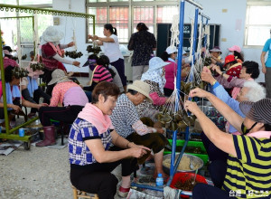 社區民眾自動自發前來包粽，預計包1500粽子，分送弱勢

家庭與老人。（記者蘇榮泉攝）