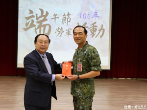 新北市政府副秘書長柳宏典前往陸軍關渡指揮部，致贈加菜金表達對官兵的關心。（圖／記者黃村杉攝）