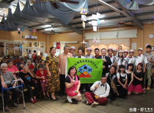 台灣夢想家樂團前往林內鄉同仁仁愛之家義演，用音樂及

歌聲溫暖人心。（記者蘇榮泉攝）