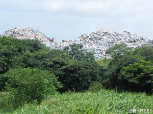 圖說：雲林縣囤積高達2萬9千公噸的垃圾危機將有轉機，可望在9月底前清除。（記者簡勇鵬攝）