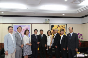 日本北海道苫小牧市議會綠風黨會長矢（山鳥）翼議員（左四）一行，在台南市台日友好交流協會理事長郭貞慧（右四）陪同下，到臺南市議會拜會，由代理議長郭信良（中）接見。