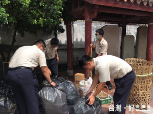 國家三級古蹟大甲貞孝坊，淪為街友集會住宿場地，嚴重破壞觀瞻

，公所、警方及清潔隊二日展開清掃，終於恢復了美觀原貌。（記者陳榮昌攝）