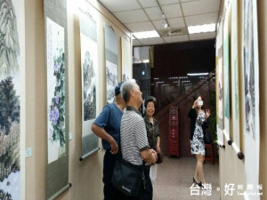 外埔區長青學苑國畫班昨日起在大甲區農會藝文廳舉行師生聯展，

四十五幅山水、花、鳥作品栩栩如生，讓民眾驚艷的肯定。（記者陳榮昌攝）