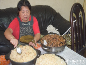 媽媽綁的肉粽最安全、口味最好，母親們為兒女能吃到她綁的肉粽

過端午節，汗流夾背一顆顆的綁，顯示家有一老、如有一寶。（記者陳榮昌攝）