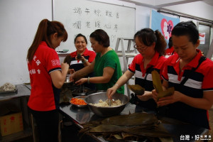 新住民婦女走出來為華山基金會獨居老人包台灣粽子。（記者扶小萍攝）