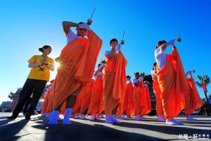 鹽分地帶攝影家王素滿拍攝的南鯤鯓廟會祭典系列照片，參加河北省博物院的兩岸非物質文化交流特展。（記者邱仁武／攝）