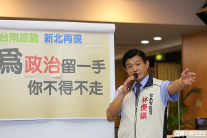 無黨籍市議員林慶鎮質詢市長賴清德，是否會回故鄉參選新北市長。