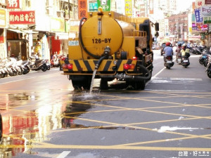 啟動熱浪防範機制，進行道路撒水降溫。（圖／記者黃村杉攝）