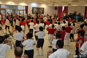 南投市 4個社區一起運動。（記者扶小萍攝）