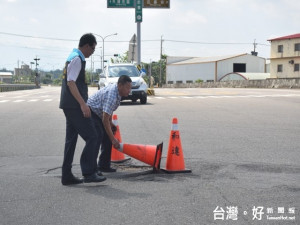 市議員李榮鴻昨日勘查外埔區132線道路，見殘破、龜裂、補破

網等而落差嚴重的路面，甚至還扶起橫倒的三角錐擋住破洞。感到

極為不滿，指責市府路平專案淪為口號，將在議上了解清楚。（記者陳榮昌攝）