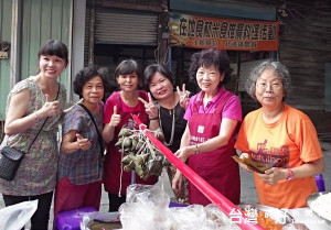 北港鎮農會家政班媽媽們包製愛心粽，透過華山基金會志工協助，分送給鎮內獨居長者。（記者陳昭宗拍攝）