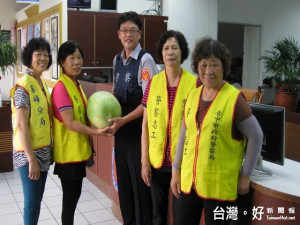 霧峰萬豐所志工送西瓜　林重鎣攝