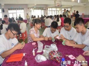 大安區農會八日上午舉辦『端午節 食農教育推廣暨安泉米創新行

銷活動』，百位應屆業生在家政媽媽的教導下，用在地農產品縫製
端午節應節香包。（記者陳榮昌攝）