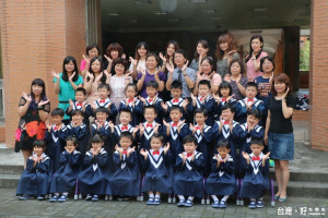 南投公立幼兒園畢業幼童合影超可愛。（記者扶小萍攝）