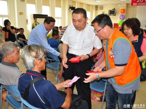 副市長侯友宜、蔡衍明愛心基金會發給每位街友500元紅包。（圖／記者黃村杉攝）