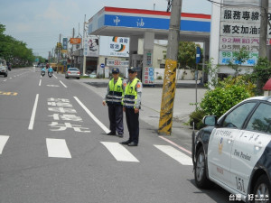 警方加強交通疏導，以確保民眾假期行車順暢安全。