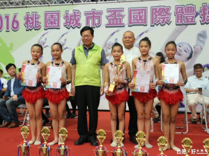 國際體操邀請賽各國選手相互切磋，鄭文燦市長頒發獲勝者獎狀