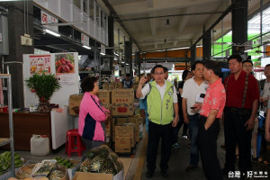 市長視察果菜市場 關心攤商雨天狀況
