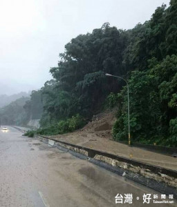 圖說:南投縣中潭公路32公里附近土石流淹沒道路。