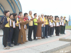 環保教育生活化 法寶寺號召千人淨灘