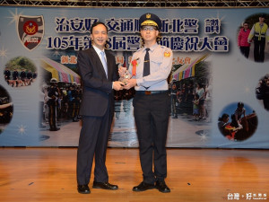 市長朱立倫頒獎表揚模範警察。（圖／記者黃村杉攝）