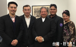 （左起）台灣演員夏漢君、巨米國際娛樂董事長方彥欽、洪金寶、巨米國際娛樂總經理林杰睿。