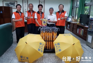 廣亮慈善基金會董事長沈和信（左三）代表致贈東勢國小愛心傘，供未帶雨具的學童使用，不再淋雨感冒。（記者黃玉鼎攝）