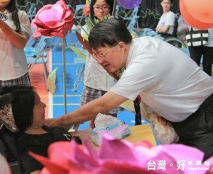 北高校長蔡孟峰勉勵畢業生，自主學習、保有愛心與勇敢向前。（記者陳昭宗拍攝）