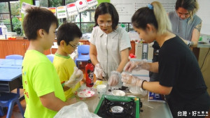 國際志工到石碇 和平國小與加拿大接軌