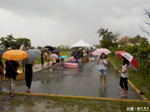 雲嘉南濱海風景區端午節連續假期，碰上陣雨不斷，仍然吸引許多人潮參觀。（記者邱仁武／攝）