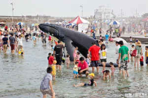 東石漁人碼頭鯨魚池提早開放夏日消暑