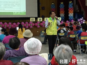 台南副市長顏純左楠西區宣導登革熱防治。
