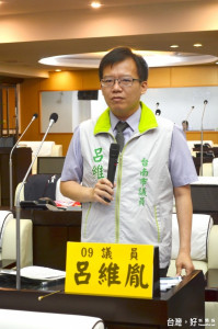 近來傳出台南市社會局有意將其中的長照、高風險家庭服務社工撤離，市議員呂維胤抨擊此舉無疑是走社福回頭路。