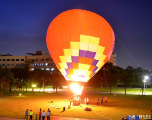 校園熱氣球象徵「啟航」，正代表著學校對學生滿滿的期許

，都能夠如熱氣球般遠航，「從環球出發、立足台灣、飛向世界」

。（記者蘇榮泉攝）