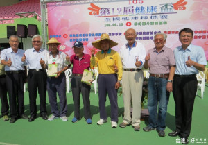 李縣長頒贈敬老獎給3位94歲高齡球友。（記者蘇榮泉攝）