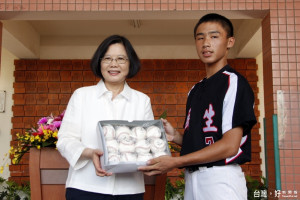 蔡總統贈球具給民生國中棒球隊