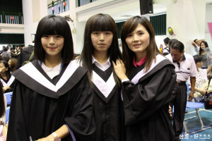 台灣首府大學畢業典禮出現母女3人檔，左起莊芝華、莊琇鈁及媽媽羅文淇。（記者邱仁武／攝）