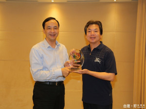環保局長劉和然於市政會議上獻獎，與市府團隊及市民朋友分享榮耀。
（圖／記者黃村杉攝）
