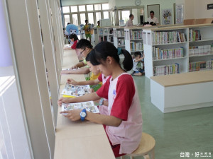 新莊頭前智慧圖書館試營運，是首座與學校合作建置的圖書館。（圖／記者黃村杉攝）