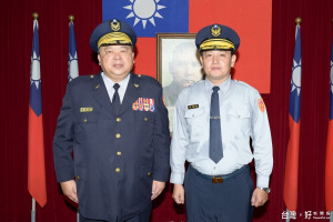 警察局局長陳子敬為9位陞職員警授階。