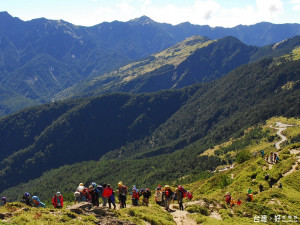 山區夏季經常午後雷陣雨，民眾登山應視天氣狀況調整行程，並做好防水措施。（圖／雪霸國家公園管理處提供）