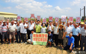 農委會實施停止再生稻繳交公糧政策引起農民反彈，市議員賴美惠（中）、市議員陳文賢助理陳秋宏（中左）、後壁區長魏文貴（中右），24日在後壁農田喊出希望恢復二期再生稻繳交公糧要求。